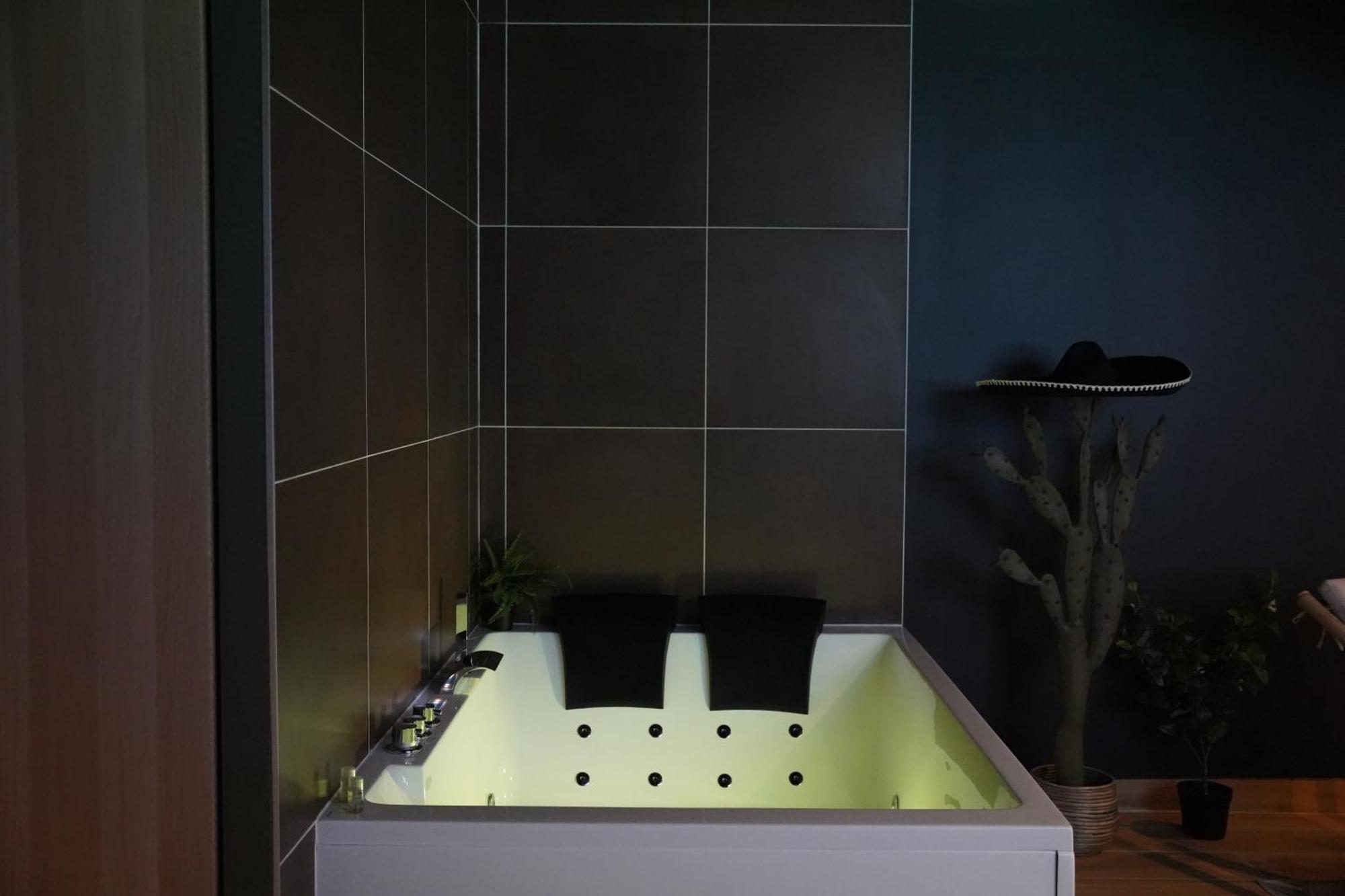 Junglia Suite - Spa & Cine 布雷斯地区布尔格 外观 照片